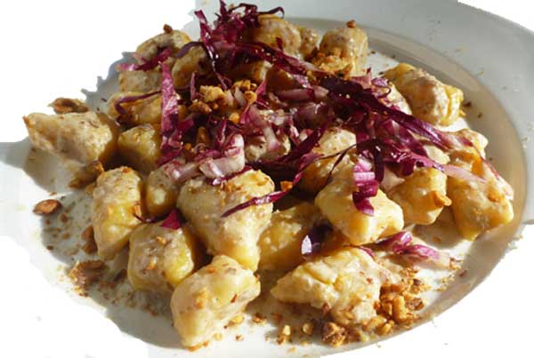Gnocchi con radicchio e noci